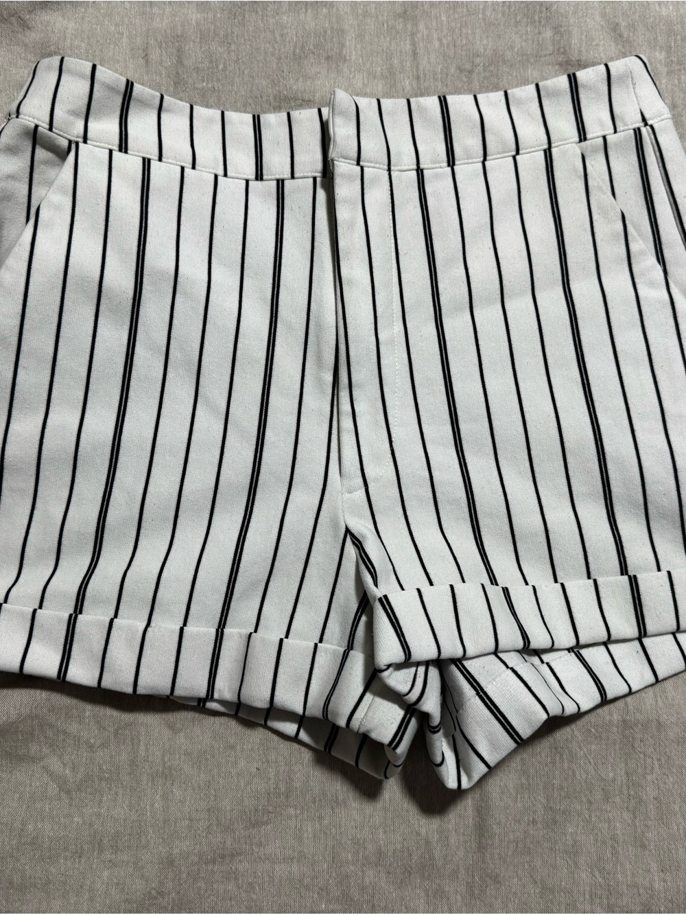 Striped High-Waist Cuffed Women's Shorts - White/Black M